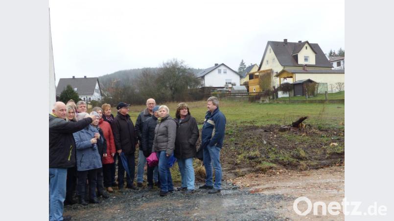 Anlieger wehren sich gegen Pläne, die an der Krankenhausstraße eine sechsteilige Wohnanlage vorsehen. Franz Weber (links), wohnhaft in der Hallerstraße und direkter Anrainer, zeigt auf einen Teilbereich der Fläche. Bild: exb