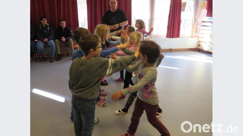 Im Selbstbehauptungskurs mit Klaus Inderst lernen die Vorschulkinder der Kindertagesstätte Regenbogenland, sich in kritischen Situationen zu behaupten. Bild: adj