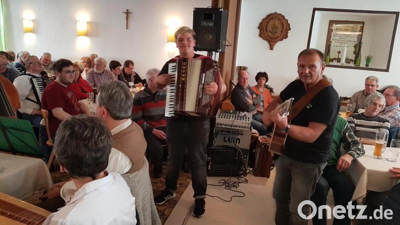 „Duo Merlin“ (Vater und Sohn) aus Wernberg hatten tolle Volksmusik im Koffer wie den „Böhmischen Traum“ Bild: gi