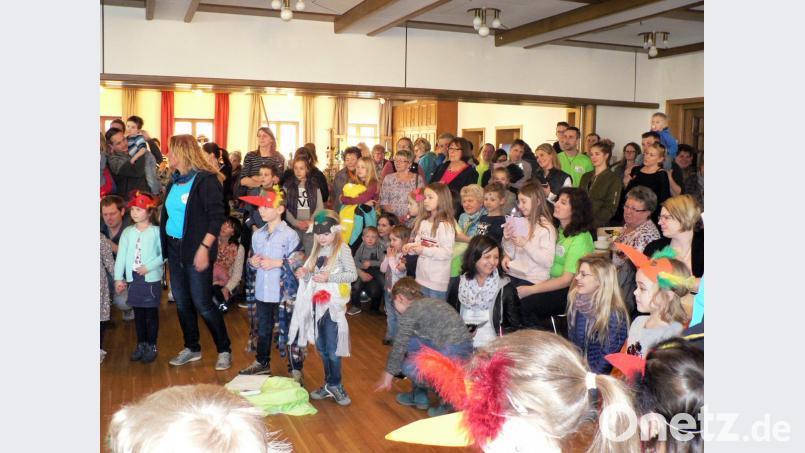 Die Vorschulkinder des Kinderhauses Sankt Elisabeth hatten für die Besucher, passend zum Frühling, Lieder und eine Geschichte einstudiert. Eltern und Großeltern sind mächtig stolz auf ihre Sprösslinge. Bild: lep