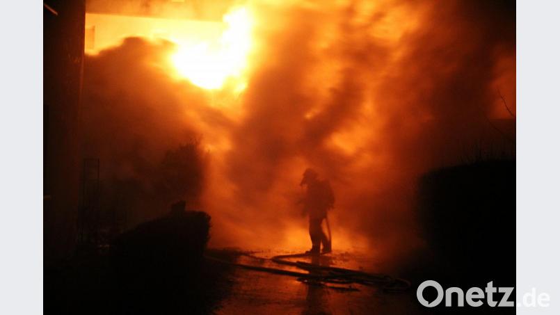 Einsatzkräfte im Feuer Bild: jma