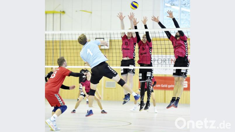 Der VC Amberg schlug im Hinspiel den TSV Eibelstadt II mit 3:1. Im Bild rechts der Amberger Dreierblock, gestellt von. Flo Wachler, Phil Wiesent und Kapitän Sebastian Barth (von links). Bild: Ziegler