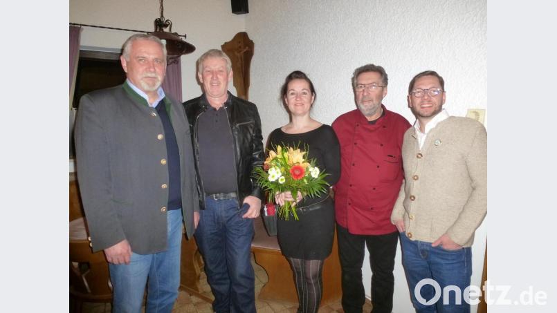 Ein herzliches Willkommen für die neue Wirtin beim OWV, Nancy Hahn. Die Blockhütte ist nicht nur Treffpunkt mehrerer Stammtische, sondern auch beliebtes Ausflugsziel. Bild: bk