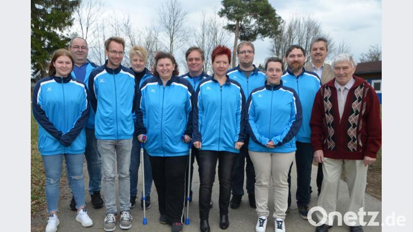 Sonja Kramer (Fünfte von links) und Daniel Marx (Dritter von links) stehen dem Spickerverein-&quot;Blaupfeil&quot; vor. Als Ehrenvorsitzender ist Helmut Ludwig (rechts) kraft seines Amts stets an der Seite des Vereinsvorstands. Bürgermeister Andreas Wutzlhofer (Zweiter von rechts) lobte den Verein für die Unterstützung bei den städtischen Veranstaltungen. Bild: dob