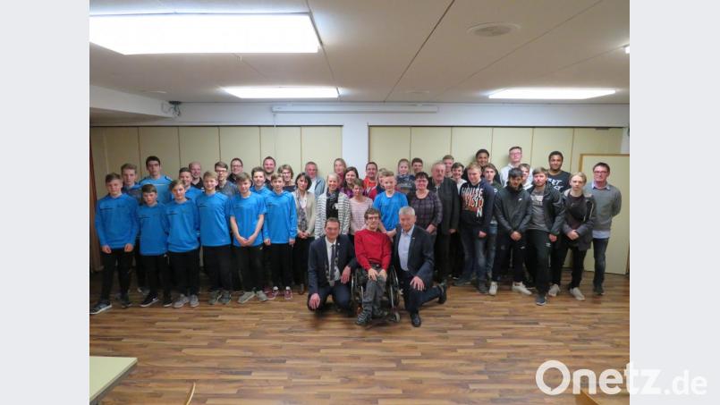 55 Sportler werden von Bürgermeister Ernst Schicketanz (knieend, links) ausgezeichnet. Bild: adj