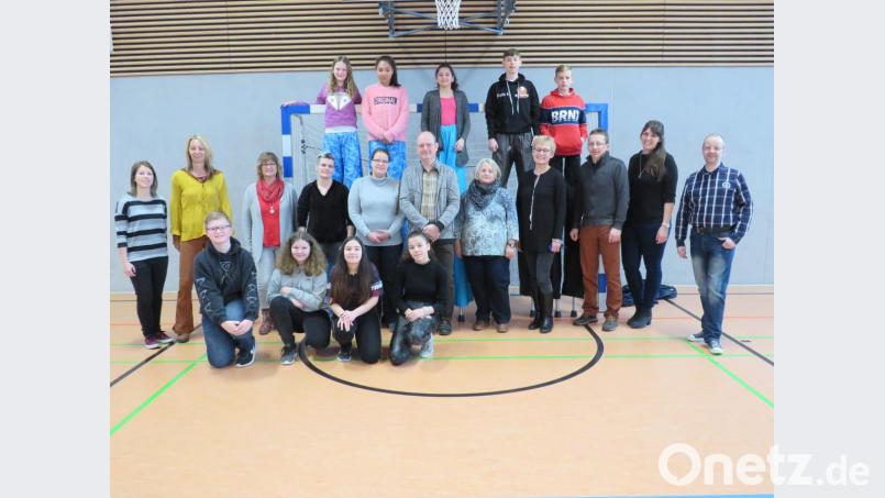 Auf die Schulleiterin Gabriele Reitinger-Meyer, Martin Neumann vom Landratsamt und Projektkoordinatorin Anna Schätzler (stehend, Vierte bis Zweite von rechts) wirken klein gegenüber den Schülern, die sich auf Stelzen präsentierten. Bild: adj