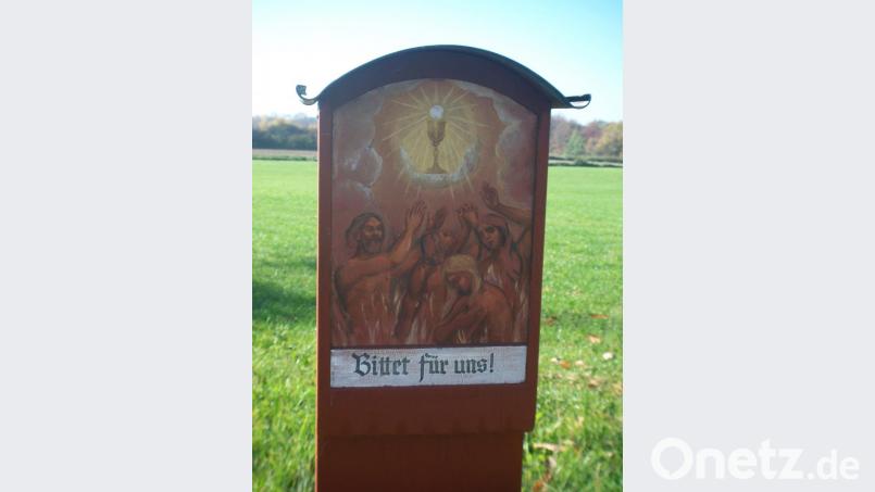 Die letzte Renovierung des „Saßlhof-Marterls“ fand im September 1991 durch den Schreiner Herbert Ströhl aus Ödgötzendorf statt. Die Tafel mit der Arme-Seelen-Darstellung bemalte der ehemalige Kunsterzieher Herbert Warzecha aus Sulzbach-Rosenberg. Archivbild: Josef Schmaußer