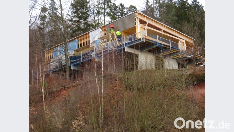 Die Arbeiten am Infozentrum Rauher Kulm verlaufen schleppend. Momentan bringen die Arbeiter der finnischen Fertighausfirma die Paneele der Außenfassade an. Bild: ow