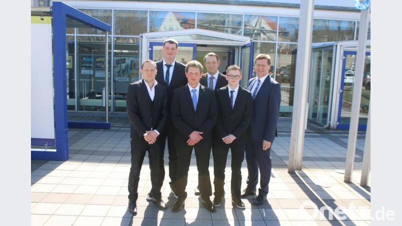 Simon Beer (v.l.), Andreas Lehner, Alexander Süß, Alexander Bauer und Johannes Meierhöfer aus dem Landkreis Neustadt/WN freuen sich mit Schulleiter Reinhold Witt über ihren Abschluss. Bild: sne