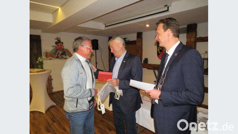 Walter Hierlmeier (links) ist ein Ausnahmesportler in der Gemeinde Altenstadt. Bürgermeister Ernst Schicketanz und BLSV-Vorsitzender Ernst Werner (von rechts) gratulieren. Bild: adj