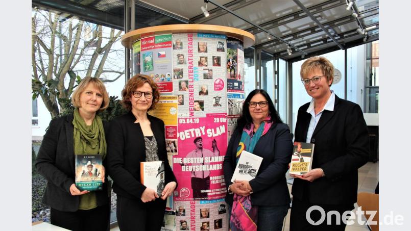 Ruth Neumann, Maria Rupprecht, Alexandra Stangl und Sabine Guhl (von links) freuen sich auf die gute Resonanz im Vorfeld der von ihnen organisierten 33. Weidener Literaturtage. Bild: stg