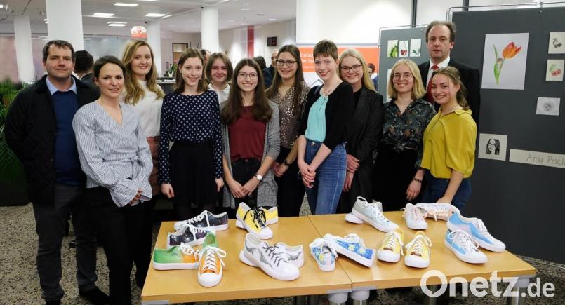 Die neun Schülerinnen stellen ihre Kunstwerke in der Sparkasse aus. Bild: exb