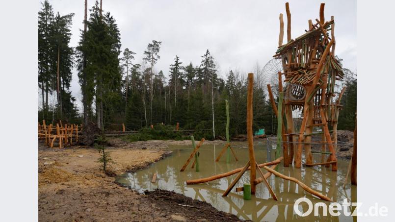 Ein Spielturm und weitere Elemente zum Balancieren und Klettern locken demnächst am Forsterlebnispfad. Der Eindruck eines Wasserspielplatzes ist nur vorübergehend und den Regenmassen der vergangenen Tage geschuldet. Ein landwirtschaftlicher Erlebnispfad soll ab 2020 folgen. Bild: tr