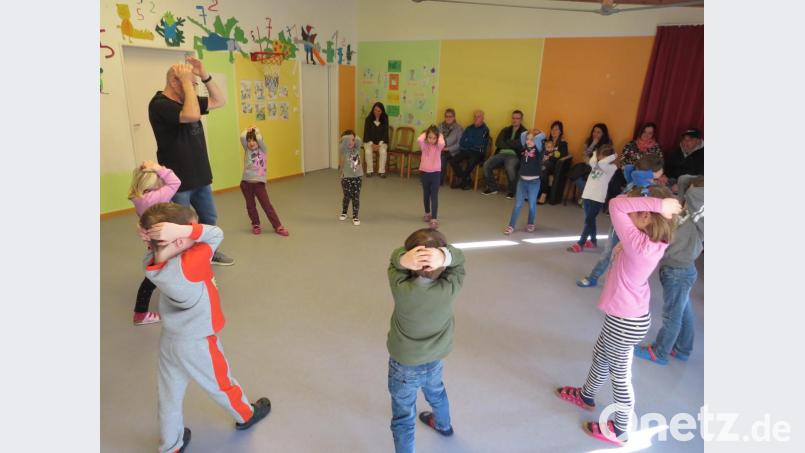 Kopf schützen und groß machen, dies lernen die Vorschulkinder im Selbstbehauptungskurs mit Klaus Inderst. Bild: adj