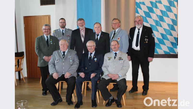 Neu gewählt wurde der Kreisvorstand. An der Spitze steht weiter Ferdinand Lienert (vorne, Mitte). Sein Stellvertreter ist Josef Meisl (vorne, links). Die Kasse hütet Robert Venzl (vorne, rechts). Bild: Susanne Forster