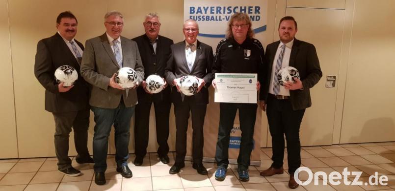 Thomas Hauer (mit Urkunde) wurde in den „Club 100“ des DFB aufgenommen. Mit ihm freuten sich (von links): Kreisspielleiter Albert Kellner, Bezirksspielleiter Thomas Graml, Neustadts Bürgermeister Rupert Troppmann, Bezirksehrenamtsbeauftragter Reinhard Rengsberger und Kreisehrenamtsbeauftragter Christoph Kellner Bild: wsc
