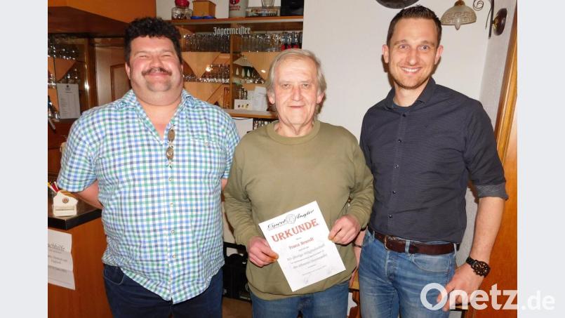 20 Jahre ist Franz Brandt (Mitte) einer der Aktivposten der Sportangler. Dafür danken Vorsitzender Udo Krauss und Stellvertreter Daniel Fick (von links). Bild: hai