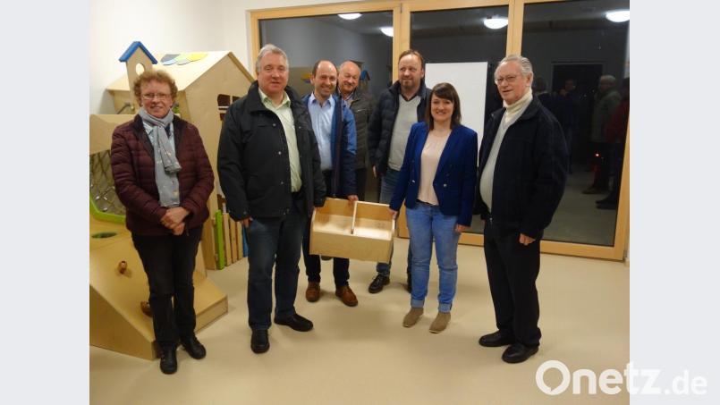 Angetan waren Pfarrer Hermann Sturm, Leiterin Manuela Mayer, Planer Thomas Hollweck, die Gemeinderäte Hans Bösl und Hans Ram, Bürgermeister Markus Dollacker und Gemeinderätin Renate Kastl (von rechts) von der Gestaltung und Inneneinrichtung der neuen Kinderkrippe Bild: tra