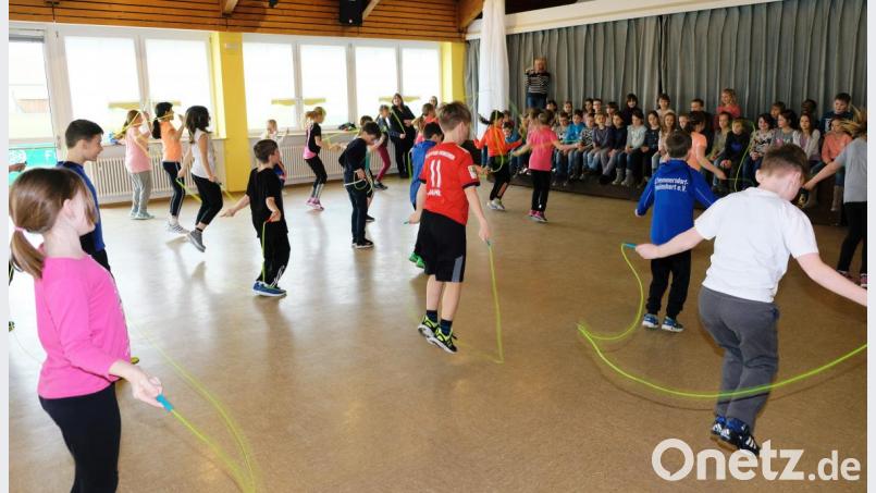 Seilspringen ist nicht Seilspringen. Das Ziel beim Workshop der Deutschen Herzstiftung an der Grundschule &quot;Am Rauhen Kulm2 in Speinshart ist die Förderung des natürlichen Bewegungsdranges. Nach den zweistündigen Übungen demonstriert die vierte Klasse ihr Können vor der gesamten Schule. Bild: do