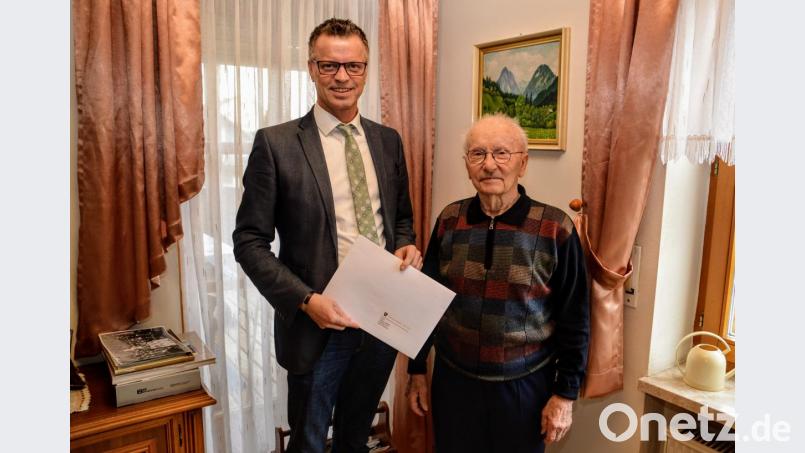 Bürgermeister Hermann Falk überbringt die Glückwünsche der Stadt Hirschau zum 90. Geburtstag von Hans Hüttner (rechts). Bild: fdl