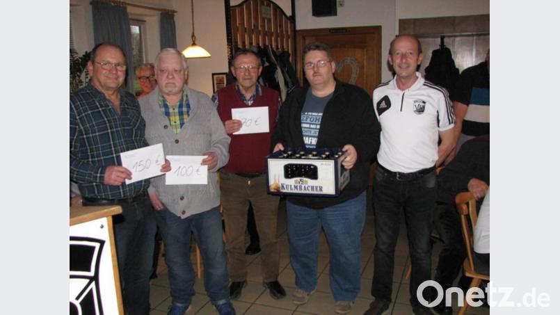 Richard Paulus (rechts), beglückwünscht die Sieger Ewald Schmiegel (links), Sigi Herzog (Zweiter von links) und Hans Weidner (Dritter von links) zu ihren Preisen. Markus Fritsch (Vierter von links) nahm den Trostpreis entgegen. Bild: knh