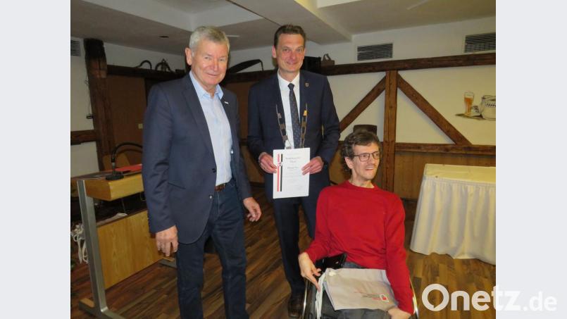 Christoph Voit lässt immer wieder international mit vorderen Plätzen im Boccia aufhorchen, Bürgermeister Ernst Schicketanz und Ernst Werner (rechts) freuen sich mit. Bild: adj