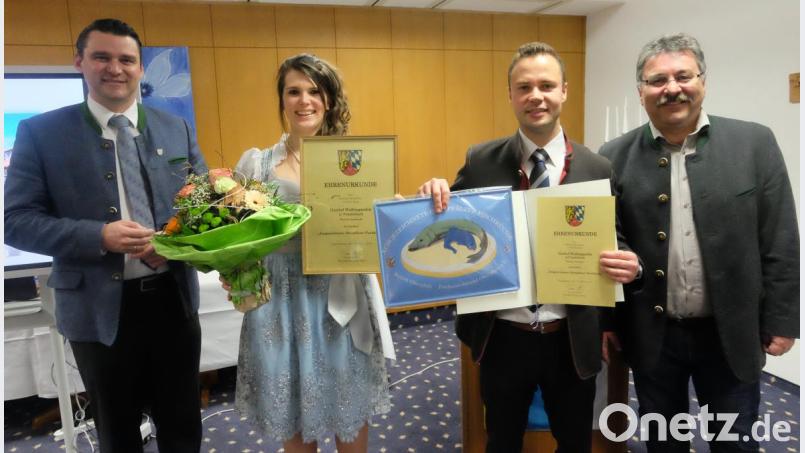 Der Bezirk Oberpfalz und der Fischereiverband Oberpfalz verleihen der Familie Auerbach in Wolfringmühle die Auszeichnung „Ausgezeichnete Oberpfälzer Fischküche“. In Vertretung von Bezirkstagspräsidenten Franz Löffler überreicht Bezirksrat Thomas Ebeling (links) zusammen mit dem Vorsitzenden des Fischereiverbandes Oberpfalz, Hans Holler (rechts), Urkunden an die Geschwister Katharina und Thomas Auerbach (Mitte). Bild: ohr