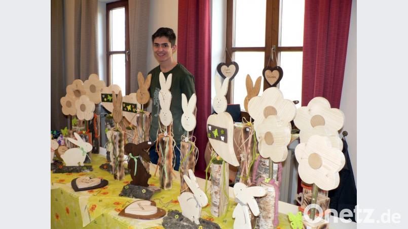 Auch ein Kirchenthumbacher Nachwuchskünstler weilt unter den Ausstellern und stellt im Pfarrzentrum Sankt Josef seine liebevoll gefertigten Holzkreationen aus. Bild: lep