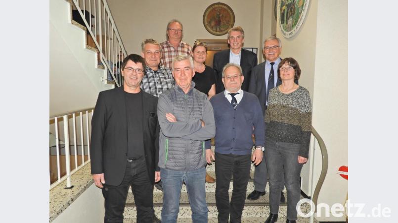 Nach einer vierstündigen Jahreshauptversammlung können die neu gewählten Vorstandsmitglieder und Beiräte wieder lachen. Vorsitzender Thomas Sparrer (vorne links) wird in den kommenden zwei Jahren von einem zum Teil neuen Team unterstützt. Bild: Winkler