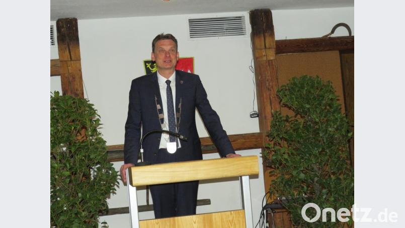 Die Sportlerehrung ist für Bürgermeister Ernst Schicketanz eine schöne Aufgabe. Bild: adj