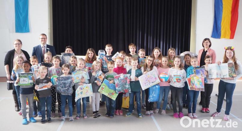 Im Beisein von Schulleiterin Katharina Merther, Bankchef Markus Dimper und Mitarbeiterin Carina Dobmeier (v.l.) freuten sich die Schulkinder über tolle Preise. Bild: gz