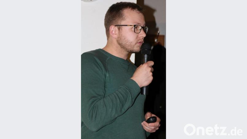 Norman Langenhan vom Amt für Ländliche Entwicklung erklärt den Löschwitzer Bürgern die vier Schritte bei der Einleitungsphase der Dorferneuerung. Bild: rpp