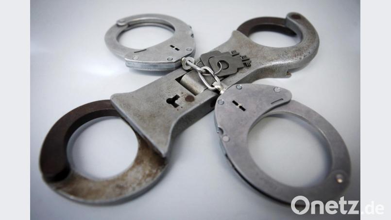 Schließlich klicken die Handschellen bei einem 28-Jährigen, der bei einer Polizeikontrolle Widerstand leistete. Archivbild: Fredrik Von Erichsen/dpa