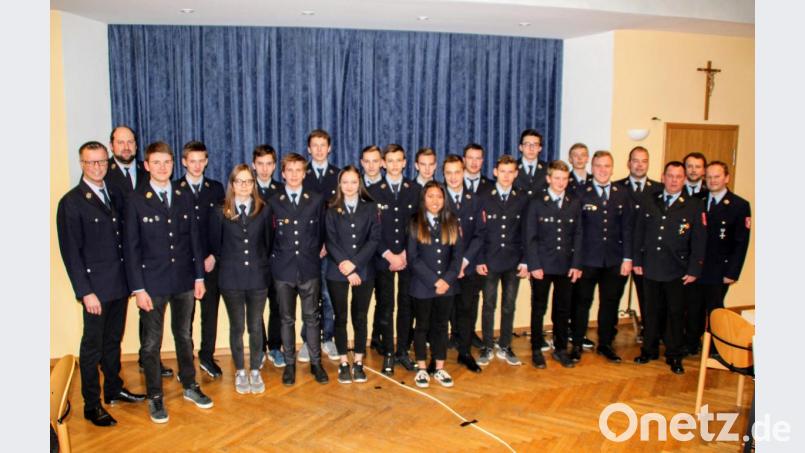 Freuen sich über die aktive Ehenfelder Jugendfeuerwehr (von links): Bürgermeister Hermann Falk und Jugendwart Klaus Schlosser sowie (von rechts): Vorsitzender Berthold Maier, Zweiter Kommandant Christian Lenk, Kommandant Alfons Falk und Kreisbrandmeister Marco Weiß Bild: fdl