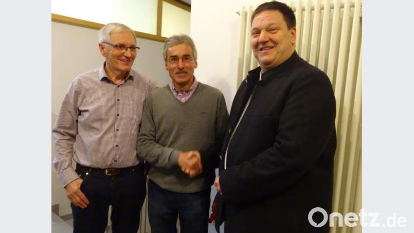 Der Dank von Bürgermeister Christian Ziegler (rechts) war den Referenten Hans Heimler (links) und Anton Baumann gewiss. Beide erzählten Wissenswertes über den Fensterbach. Bild: Houschka