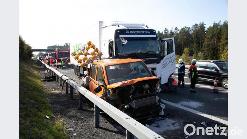 Etliche Verletzte - vier davon mussten danach ins Krankenhaus - forderte diese Unfallserie im Oktober auf der A93 bei Wiesau. Ein Sattelzug war in ein Sicherungsfahrzeug der Autobahnmeisterei gekracht, in der Folge ereigneten sich noch weitere Karambolagen. Für die Einsatzkräfte entwickelte sich die Unfallserie zum Großeinsatz. Das strapaziert Körper und Geist. Archivbild: rw