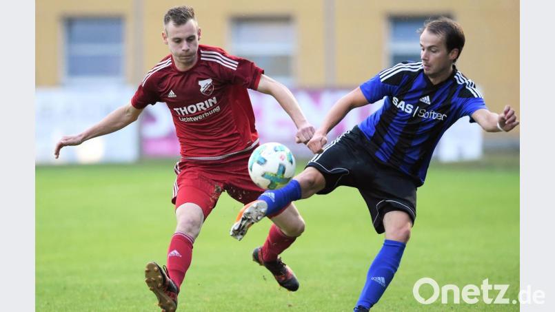Der Pfreimder Maximilian Herzog (links) und Martin Kovac von der SpVgg SV Weiden im Zweikampf. Im Hinspiel siegten die Weidener klar mit 6:0. Der Einsatz von Kovac ist fraglich. Bild: exb
