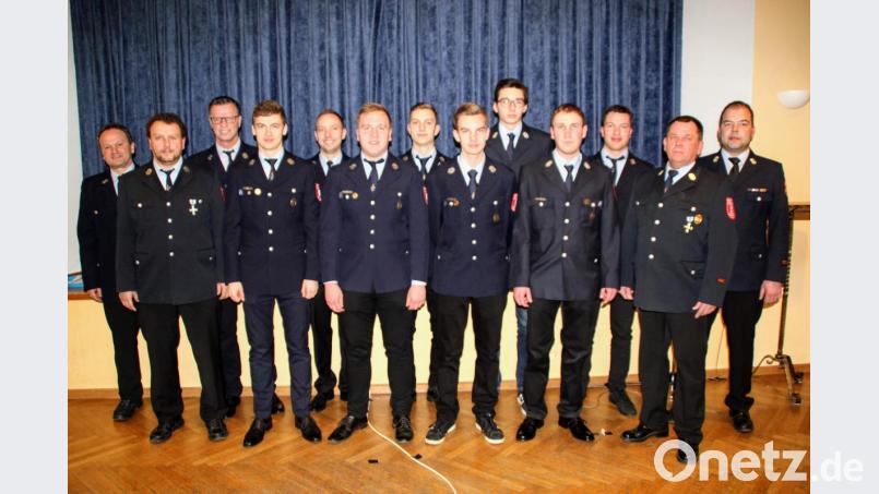 Ehenfelder Feuerwehrleute legen die Leistungsprüfung der Stufe 1 erfolgreich ab (ab Viertem von links): Johannes Falk, Andreas Birner, Jonas Beierl, Tobias Gnan, Johannes Kustner, Felix Rumpler, Marco Schuminetz und Christoph Lederer. Bild: fdl