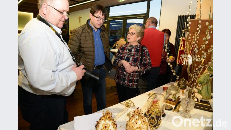 Die Exponate der Ausstellung "Klosterarbeiten" ziehen gleich bei der Eröffnung die Besucher in ihren Bann. Bild: bey