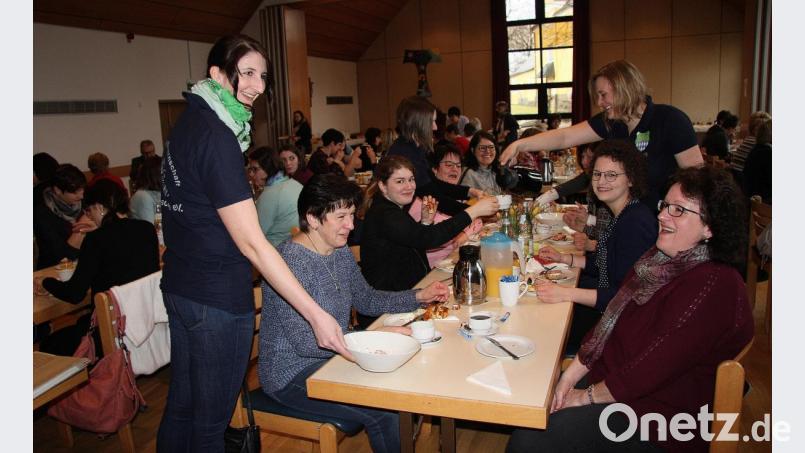 Das Frühstück der jungen Landfrauen ist beliebt und stets gut besucht. Beim Service war auch Vorsitzende Felicitas Gleißner (hinten rechts) aktiv mit dabei. Bild: wro