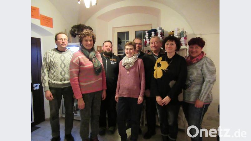Der Direktvermarkterverein setzt auf viele bewährte Führungskräfte. Von links: Vorsitzender Stefan Schlötzer, zweite Vorsitzende Elsa Bächer, Matthias Frank, Claudia Rosner, Matthias Bockisch, Ferdinand Scharnagl, Christiana Enslein vom Amt für Ernährung, Landwirtschaft und Forsten Tirschenreuth sowie Martina Sticht, stellvertretende Kreisbäuerin. Bild: exb