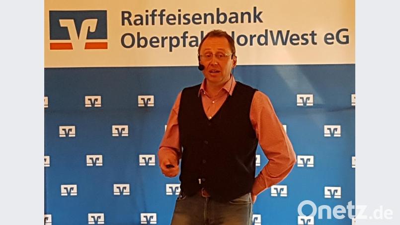 Der leitende Oberarzt am Klinikum Fichtelgebirge Dr. Tobias Schindler sensibilisierte die Landwirte beim 8. Agrarforum zum Verhalten von Unfällen nicht nur Bereich der Landwirtschaft. Bild: mez