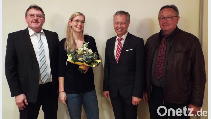 Lisa Weiß mit den drei Bürgermeistern Bild: e
