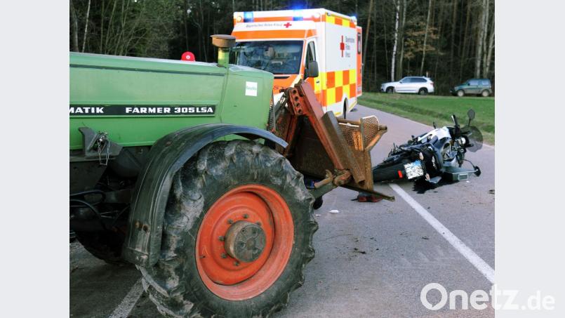 Auf der Kreisstraße 35 zwischen Illschwang und Kropfersricht kollidiert am Freitag ein Motorradfahrer mit einem Traktor. Bild: gf