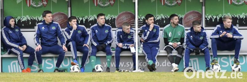 Selten ist die Bank der DJK Ammerthal so gut besetzt. Aktuell fehlt nur der am Knie verletzte Michael Dietl. Bild: Hubert Ziegler