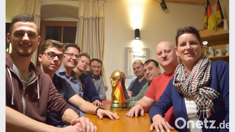 Die Flosser Adler haben gewählt. Von links: : Johannes Niekrawietz, Matthias Vrhovec, Oliver Mutterer, Jan Krismanek, Horst Dilling, Tobias Kett, Thomas Voigtritter, Franz Krismanek, Gisela Mutterer Bild: omu