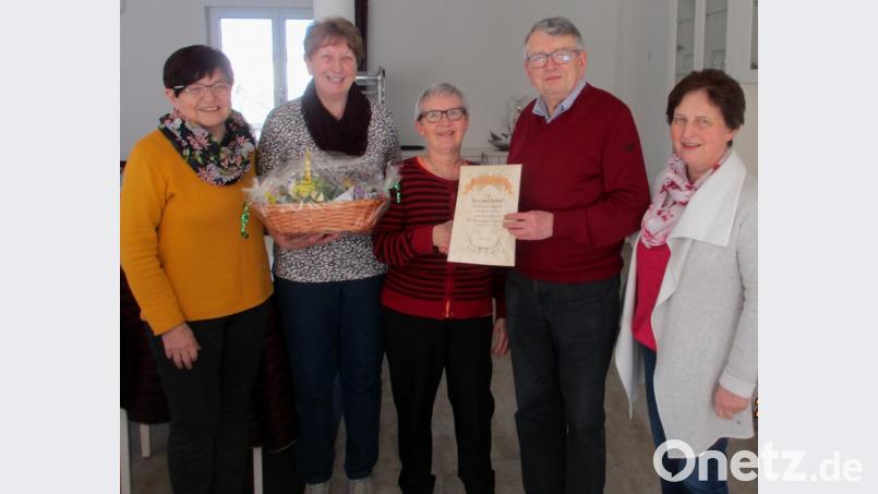 Maria Pfistermeister und Chorleiter Huber Reimer bedankten sich gemeinsam mit Chorsprecherin Lisbeth Balk und Maria Feldmeier (von rechts) bei Gertraud Schmid (Mitte) für 67 Jahre Treue zum Chor. Bild: weu