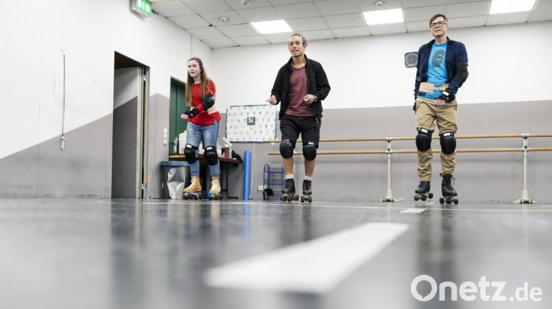 Veronika darf die originellen Rollschuhe ausprobieren Bild: WDR