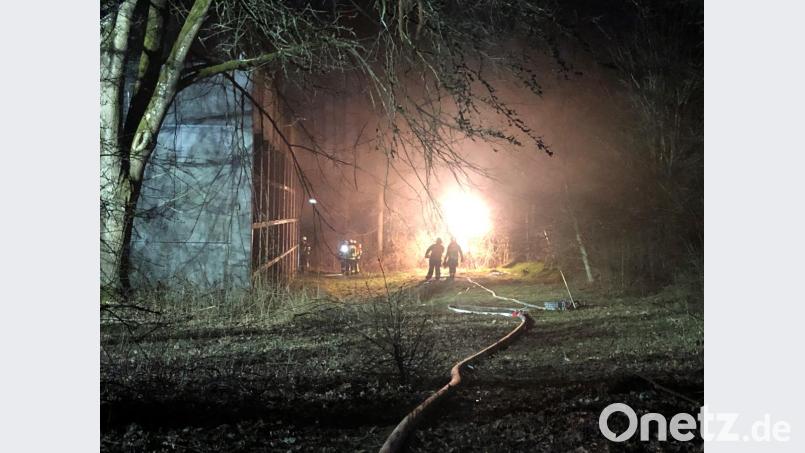 Die Einsatzkräfte löschen das Feuer. Bild: Alexander Auer