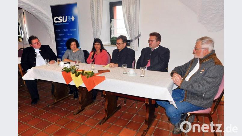Sie diskutieren über das Thema Fasten und kommen überein, dass Zufriedenheit das Herzstück individuellen und gesellschaftlichen Lebens ist: Sven Grillmeier, Angelika Bauernfeind, Dolores Longares-Bäumler, Franc Dierl, Micha Boerschmann und Dieter Kottwitz (von links). Bild: hai
